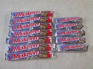 lot 195 image: (B-1) 12 - 3 Musketeers Candy Bars ...