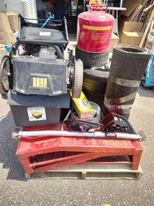lot 15 image: Pallet of Estate Items