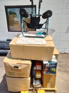 lot 17 image: Pallet of Estate Items