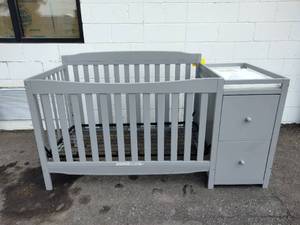 lot 19 image: Crib and Changing Station