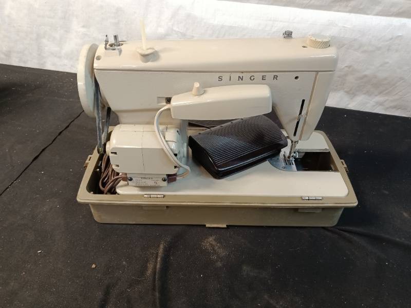 Vintage Singer Sewing Machine Model BZ6 60-8 with Case and