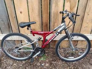 lot 9 image: Magna Excitor 21-Speed Mountain Bike
