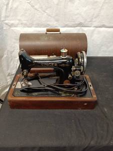 lot 153 image: Vintage Singer Sewing Machine with Wooden Case