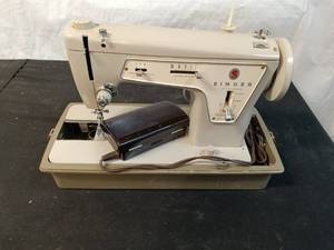lot 154 image: Vintage Singer Sewing Machine Model BZ6 60-8 with Case and Pedal