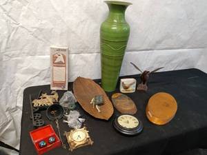 lot 170 image: Eclectic Collection of Home Decor and Vintage Items
