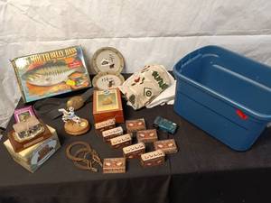lot 172 image: Collection of Rustic Decor Items with Big Mouth Billy Bass