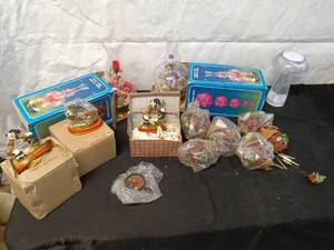lot 184 image: Collection of Decorative Items Including Figurines, Lamps, and Floral Arrangements