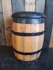 lot 8 image: Wooden Keg Cooler with Padded top