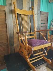 lot 17 image: Absolutely Gorgeous Glider Antique Rocking Chair in Solid Good Working Condition