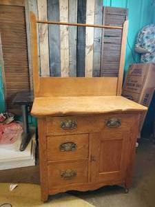 lot 23 image: Vintage Wash Basin Stand in Great Solid Condition