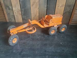 lot 26 image: Very Collectible Vintage Adams Grader Doepke Model 1950s