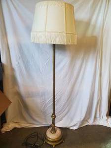 lot 28 image: Stunning Working Antique Lamp with Gorgeous Base and Shade