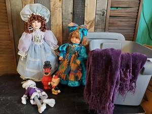 lot 32 image: Lot of vintage Dolls and More  Lissi Batz GmbH Germany Vibrant color