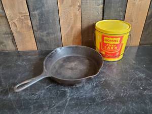 lot 43 image: Favorite PIQUA Ware Cast Iron Pan and Vintage Hormel Pure Lard Can