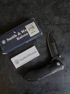 lot 78 image: Smith and Wesson Knife New in Box