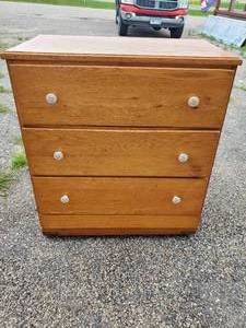lot 80 image: Nice Small 3 Drawer Wooden Dresser