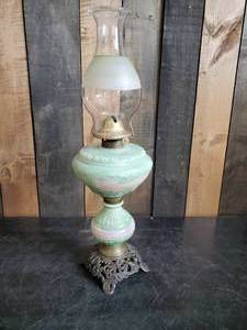 lot 84 image: Gorgeous Vintage Oil Lamp With Beautiful Glass Globe Stunning & Working