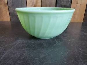 lot 92 image: Jadeite Green Fire king Bowl No chips or cracks