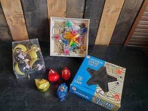 lot 97 image: Vintage Christmas Dcor Lot