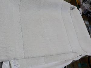 lot 17 image: 2 End Border Mohawk 24 x 36 White ...