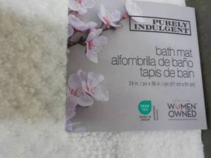 lot 18 image: Purely Indulgent 24 x 36 Bath Mat...
