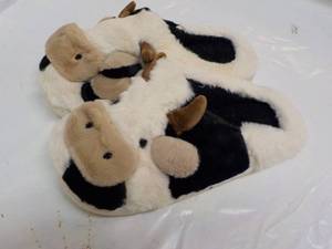 lot 119 image: Cow Cotton Womens Slippers size 6...