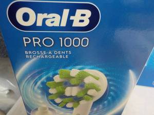 lot 121 image: Oral B Pro 1000 Rechargeable Toothb...