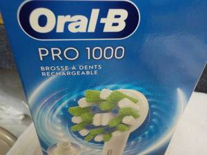 lot 122 image: Oral B Pro 1000 Rechargeable Toothb...