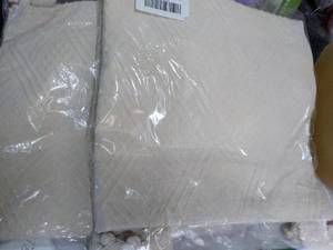 lot 183 image: 2 Sets 24 x 24 Pillow Cases...