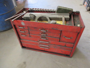lot 138 image: RED METAL TOOL BOX FILLED WITH HAND TOOLS