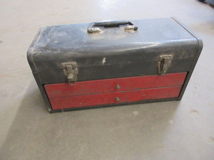 lot 139 image: GRAY METAL TOOL BOX FILLED WITH TOOLS
