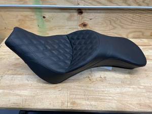 lot 194 image: Saddlemen Black Explorer Lattice Stitch Touring Seat wo Backrest - 818-30-029LS for 2018-2020 Harley-Davidson