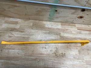 lot 222 image: Python 36 Wrecking Bar (07102510.25)