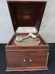 lot 8 image: ANTIQUE VICTOROLA  ANTIQUE RECORDS