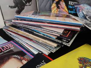 lot 23 image: HUGE BOX OF ALBUMS 70 PLUS