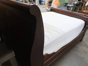 lot 5 image: QUEEN SLEIGH BED
