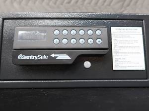 lot 75 image: SENTRY SAFE