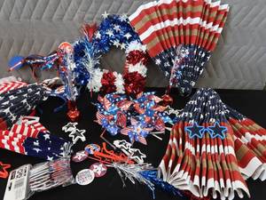 lot 89 image: 4TH OF JULY DECORATIONS
