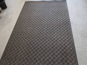 lot 91 image: LG RUBBER BACKED FLOOR RUG