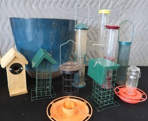 lot 106 image: LARGE ASSORTMENT OF BIRD FEEDERS  LG POT