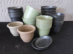 lot 115 image: PLASTIC FLOWER POTS