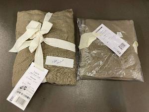 lot 17 image: Set of 2 Euro Shams in 100% French Linen
