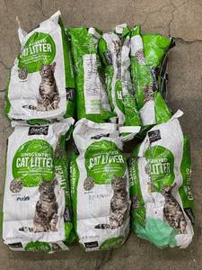 lot 33 image: Collection of 8 Bags of Unscented Cat Litter, approx 40 lbs