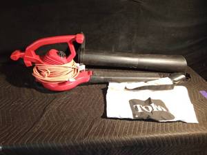 lot 29 image: Electric Toro leaf blower with attachments