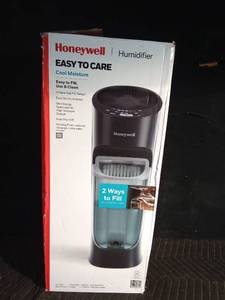 lot 30 image: Honeywell Humidifier in the box