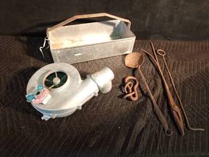 lot 50 image: Metal tool box of antique foundry tools, blower with a new pulley