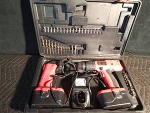lot 76 image: Battery operated Handyman drill and flashlight combo set - Works
