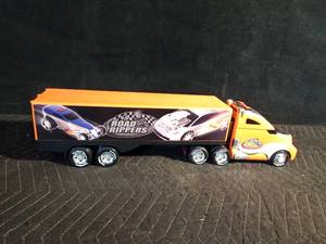 lot 69 image: Battery operated semi-truck and trailer