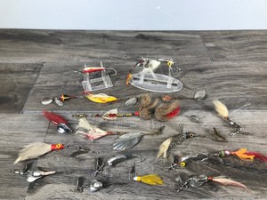 lot 264 image: Lot of Vintage Collectible Fishing Lures - see description for more info