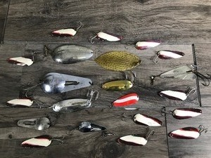 lot 265 image: Lot of Vintage Collectible Fishing Lures - see description for more info